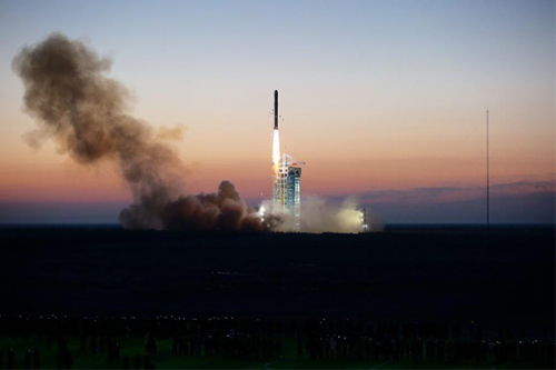 Carrier Long March 2-D rocket blasts off at the Jiuquan Satellite Launch Center in Gansu province, Dec 17, 2015, sending into space the country's first Dark Matter Particle Explorer Satellite. (Photo/Xinhua)
