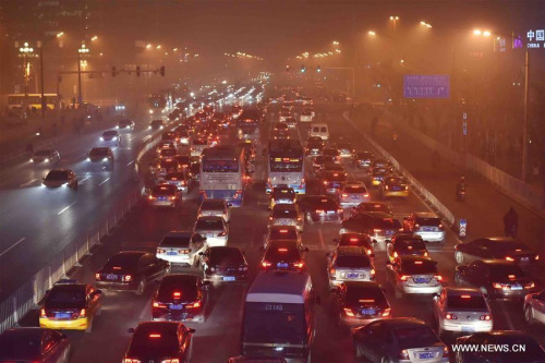 Photo taken on Dec. 22, 2015 shows the traffic in smog in Beijing, capital of China, Dec. 22, 2015. (Xinhua/Li Xin)
