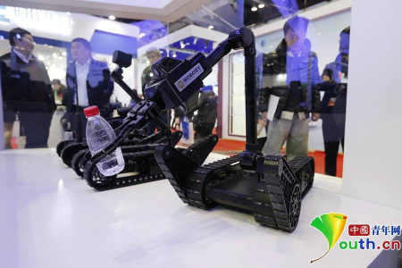 Anti-terror robots debut in Beijing