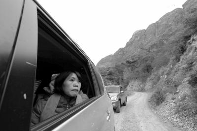 Qian Renfeng looking outside the car window on her way home after 13 years in prison.(Photo: Beijing Times/Ouyang Xiaofei)