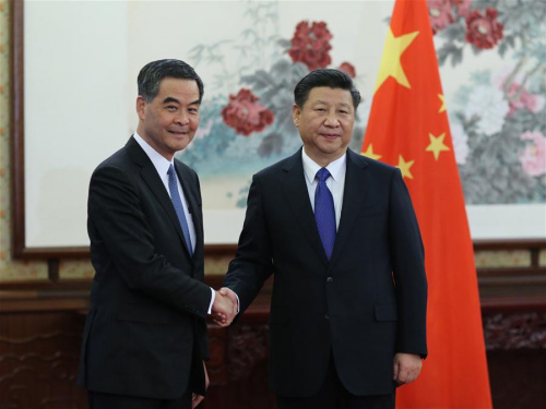 Chinese President Xi Jinping (R) meets with Hong Kong Special Administrative Region Chief Executive Leung Chun-ying in Beijing, capital of China, Dec. 23, 2015. Leung is in Beijing to report his work to the central government. (Photo: Xinhua/Lan Hongguang)