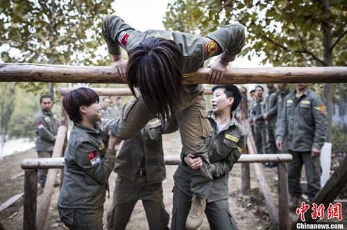 Trainees at a security guard school in Beijing are practicing their skills. (PhotoIC/Jia Daitengfei)