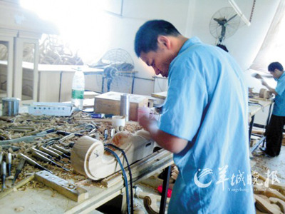 A worker at a furniture workshop in Dongguan, Guangdong Province.(Photo/Yangcheng Evening News)