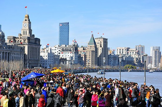 People visit the Bund on the banks of the Huangpu River in Shanghai in February. Photo: China Daily/Zhou Dongchao)