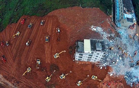 Rescue work continues in Shenzhen, Guangdong province, after a huge landslide of dirt and construction waste buried buildings on Sunday. (Photo: Xinhua/Jin Liangkuai)