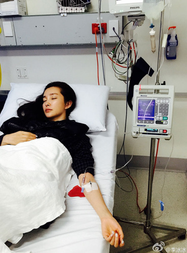 Chinese actress Li Bingbing rests on a hospital bed while receiving an intravenous drip in Australia in December 2015. (Photo/weibo)