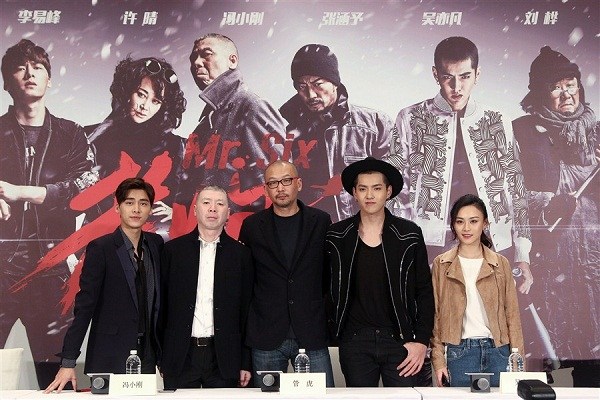The cast of Mr. Six, a drama directed by Guan Hu attended a press conference today to promote the film which started its national release on Thursday last week. Famous mainland director Feng Xiaogang plays the leading role on the film as a 50-something street punk.(Dong Jun)