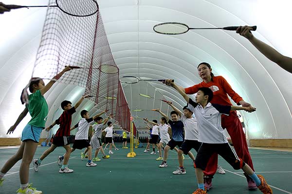 Students at Beijing Haidian Foreign Language Shiyan School attend a physical education class in a plastic dome that shuts out dirty air. ZHANG WEI/CHINA DAILY