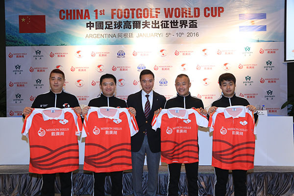 Tennial Chu, vice chairman of Mission Hills, poses a photo with players of the national footballgolf team on Tuesday in Shenzhen, Guangdong province. (Photo/chinadaily.com.cn)