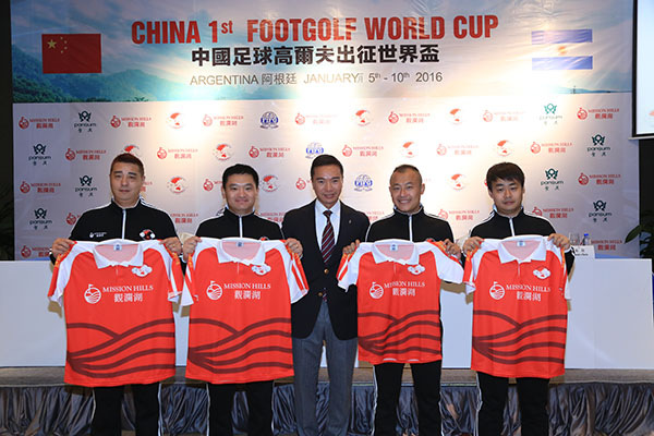 Tennial Chu, vice chairman of Mission Hills, poses a photo with players of the national footballgolf team on Tuesday in Shenzhen, Guangdong province. (Photo/chinadaily.com.cn)