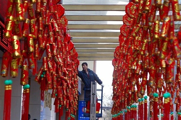 Electronic firecrackers are being installed at a hotel today on downtown Jiujiang Road to welcome the upcoming Lunar New Year. No fireworks and firecrackers playing would be allowed anywhere inside the city's Outer Ring Road throughout next year, according to a new regulation passed today aiming to curb air pollution. The ban would mean that locals are not allowed to have their traditional festival fun playing fireworks and firecrackers anywhere in downtown areas during the upcoming Lunar New Year holiday in February.(Dong Jun)