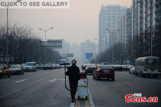 "But brother" wearing mask collects dust on a street in Wangjing District of Beijing. (Photo/CFP) "But brother" wearing mask collects dust on a street in Wangjing District of Beijing. (Photo/CFP)