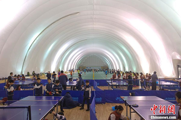 Students exercise in the inflatable gym, Dec 1. (Photo/Chinanews.com)