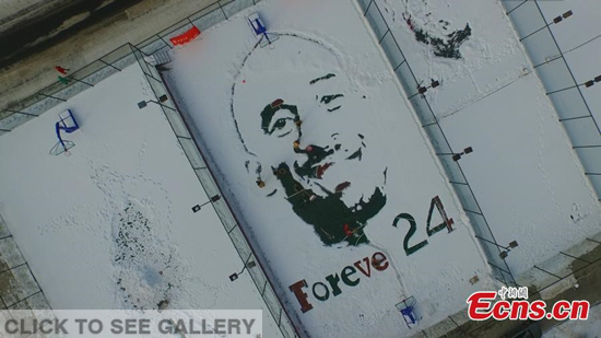 Students draw a big portrait of NBA player Kobe Bryant with snow at a basketball court in Beihua University in Jilin City on December 7, 2015. (Photo/CFP)