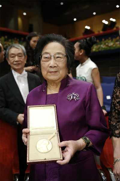 Tu Youyou shows her award. (Photo/Xinhua)