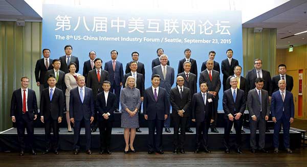 Xi Jinping, front row center, poses with a group of CEOs and other executives at Microsoft's main campus in Redmond, Washington, September 23, 2015. (Photo/chinadaily.com.cn)