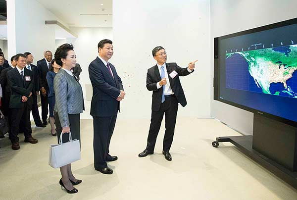 Xi Jinping listens as Microsoft's Harry Shum demonstrates how Microsoft Surface technology can be used for data visualization during Xi's tour of Microsoft's main campus in Redmond, Washington, September 23, 2015. (Photo/Xinhua)