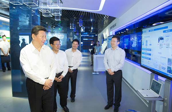 Xi visits Beijing•Guiyang Big Data Application and Exhibition Center in Guiyang, Southwest China's Guizhou province, June 17, 2015. (Photo/Xinhua)