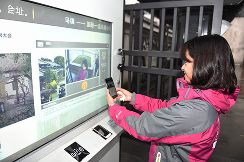 Visitors can get free Wi-Fi in almost every corner of Wuzhen and check tourism information in the multimedia information kiosks. (Photo/Xinhua)
