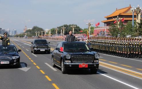 Chinese President Xi Jinping greets the army. 