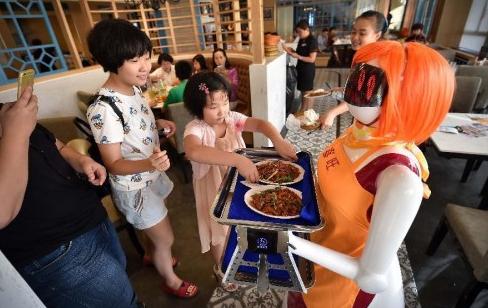 Robot waiters flourish in Chinese restaurants