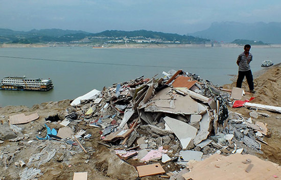 Construction debris illegally dumped on the bank of the Three Gorges Reservoir in Zigui, Hubei province. Local farmers said the waste was secretly brought by trucks. (Photo: China Daily/Ling Zhi)