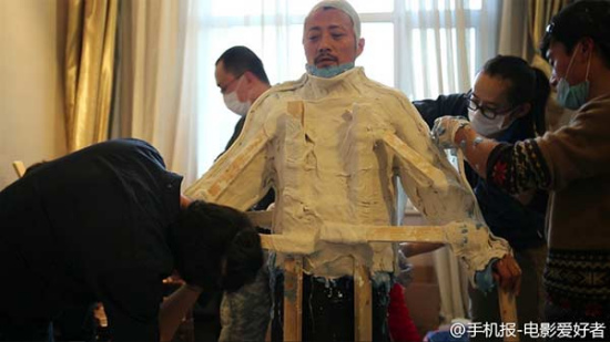 Special effects artists model prosthetics on Zhang Hanyu. (Photo/Weibo)