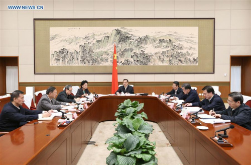 Chinese Premier Li Keqiang presides over a meeting on compiling the 13th five-year plan for 2016-2020 in Beijing, capital of China, Dec. 31, 2015. (Photo: Xinhua/Ma Zhancheng)