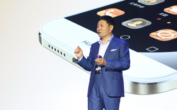 Yu Chengdong, chief executive officer of Huawei Consumer Business Group, at the launch of Huawei Mate 8 which is powered by self-made Kirin 950 chip in Shanghai.(Photo/China Daily)
