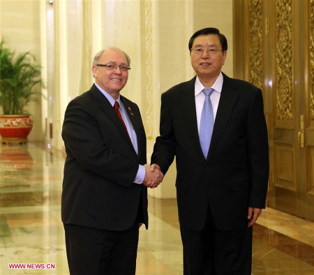 Zhang Dejiang (R), chairman of the Standing Committee of China's National People's Congress (NPC), holds talks with Canadian Speaker of the Senate George Furey in Beijing, capital of China, Jan. 4, 2016. (Xinhua/Liu Weibing)