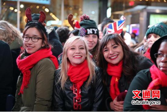 Red scarves with 2016 China-US Tourism Year printed on them help keep people warm in Times Square on Dec 31, 2015. (Photo/Culturalink.gov.cn)