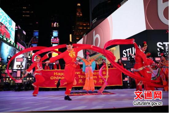 Chinese artists dance in Times Square on Dec 31, 2015. (Photo/Culturalink.gov.cn)
