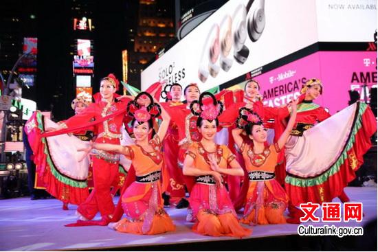 Chinese artists dance in Times Square on Dec 31, 2015. (Photo/Culturalink.gov.cn)