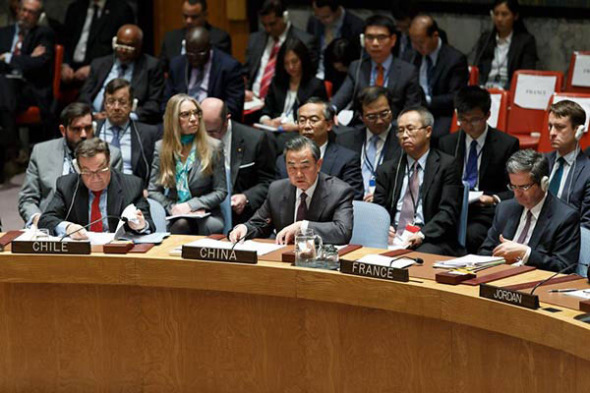 Foreign Minister Wang Yi speaks to members of the Security Council at the United Nations Headquarters in Manhattan, New York, Dec 18, 2015. (Photo/Xinhua)