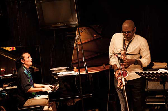 Chinese jazz pianist Luo Ning collaborates with American jazz alto saxophonist Antonio Hart during a Beijing concert.(Photo provided to China Daily)