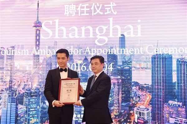 Shanghai-born actor Hu Ge was appointed as Shanghai's tourism ambassador for two years today. Hu will appear in videos and illustrated books that take people on a journey across Shanghai and participate in big activities such as the opening ceremony of Shanghai Tourism Festival to promote for the local tourism industry, Shanghai Tourism Administration said.(Photo/Shanghai Daily)