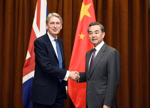 Chinese Foreign Minister Wang Yi (R) meets with British Foreign Secretary Philip Hammond in Beijing of China, Jan. 5, 2016. (Photo: Xinhua/Zhang Ling) 