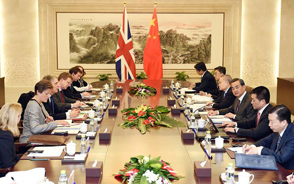Foreign Minister Wang Yi, right center, holds talks with visiting British Foreign Secretary Philip Hammond in Beijing, on Jan 5, 2016. (Photo/Xinhua)