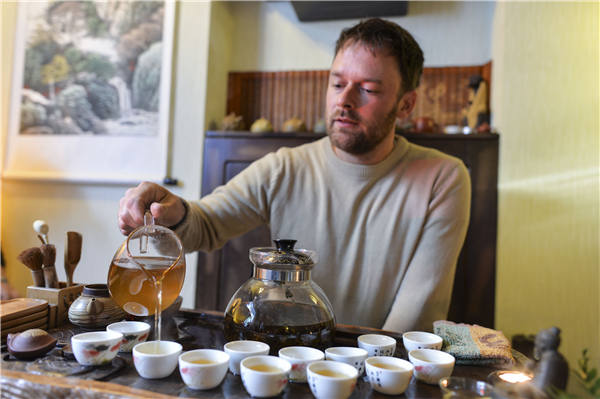 A tea somelier displays Chinese tea making in Tomck, Russia, which shows the influence of the Sino-Russian Tea Road. (Photo: China Daily/Hu Dongdong)