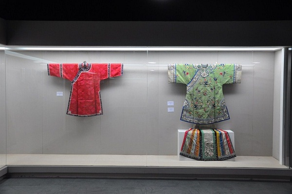 30 pieces of clothes, shoes and other accessories owned by noble women in Qing Dynasty are being displayed in the Shanghai Museum of Textile and Costume, which is located inside the Donghua University. (Photo/Shanghai Daily)