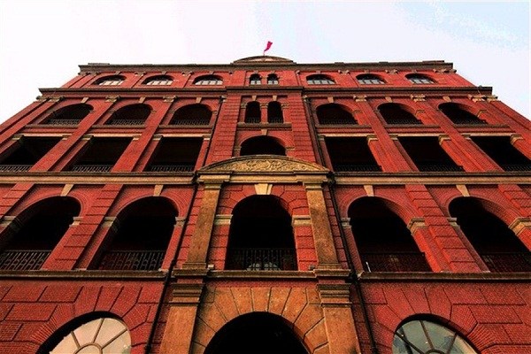 One of the oldest buildings on the Bund has celebrated its third anniversary after being renovated into a fashion and boutique center. The Bund 22, originally built in 1906 for foreign banking institution Swire Pacific, has been renovated and reopened to include tailored brands, arty cultures and restaurants.(Photo/Shanghai Daily)
