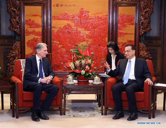 Chinese Premier Li Keqiang (R) meets with British Foreign Secretary Philip Hammond in Beijing, capital of China, Jan. 6, 2016. (Photo: Xinhua/Pang Xinglei) 