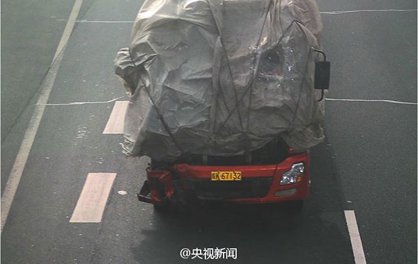 A truck covered in plastic cloth is driven along a highway in Central China's Hubei province. (Photo/Sina Weibo)