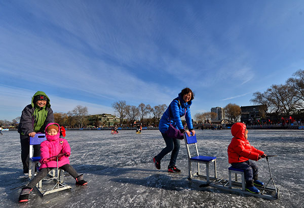 Visitors play on an ice rink in Shichahai, Beijing, on Monday, when the city enjoyed blue skies and good air. (Photo: China Daily/Guo Qiao)