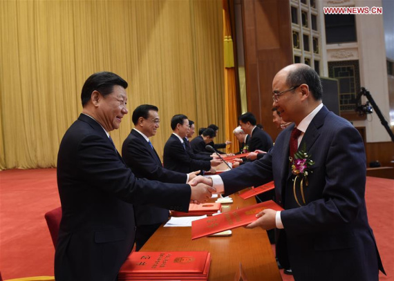 Chinese President Xi Jinping and other top leaders present awards to winners at China's State Science and Technology Awards ceremony at the Great Hall of the People in Beijing, capital of China, Jan. 8, 2016. (PhotoXinhua/Rao Aimin)