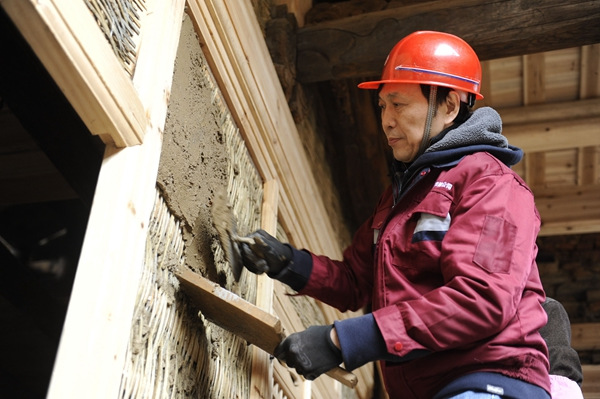 Wang Qijun works at a Ming Dynasty (1368-1644) building maintenance site in Taining, Fujian province. Photo by Huang Zhiling/chinadaily.com.cn