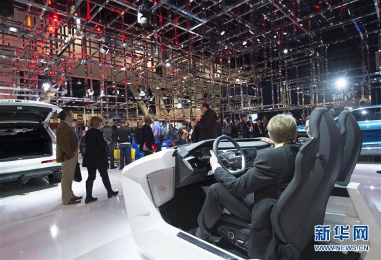 Attendees try out a racing simulator at Hisense's booth during the Consumer Electronic Show (CES) in Las Vegas, the United States, Jan. 7, 2016. (Photo: Xinhua/Yang Lei)