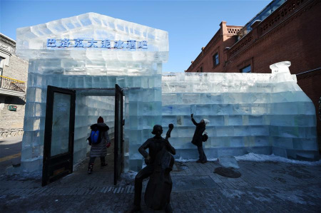 The ice bar is popular among tourists. (Photo/Xinhua)