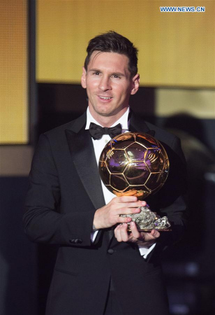 Argentine football star Lionel Messi poses with trophy after winning 2015 FIFA Ballon d'Or for the best player at the annual FIFA Ballon d'Or gala in Zurich, Switzerland, on Jan. 11, 2016. (Photo/Xinhua)