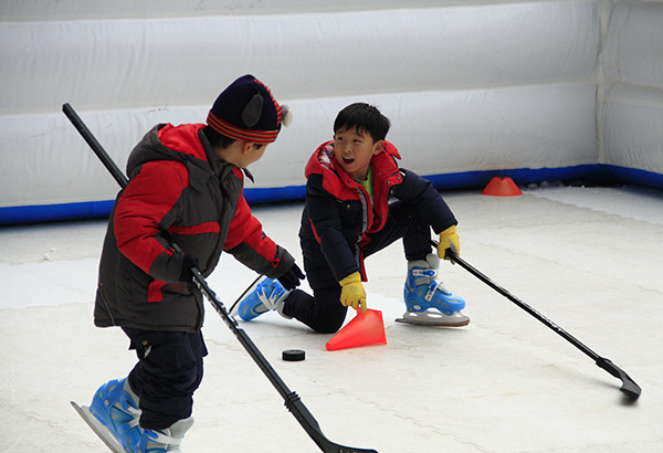 Children learn to the basics of playing ice hockey. (Photo/provided to chinadaily.com.cn)